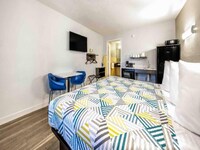 Studio 6 Fort Worth, TX -Stockyards East_1 King Bed | Non-Smoking_US_DLS140