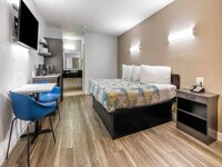 Studio 6 Fort Worth, TX -Stockyards East_1 King Bed | Non-Smoking_US_DLS140