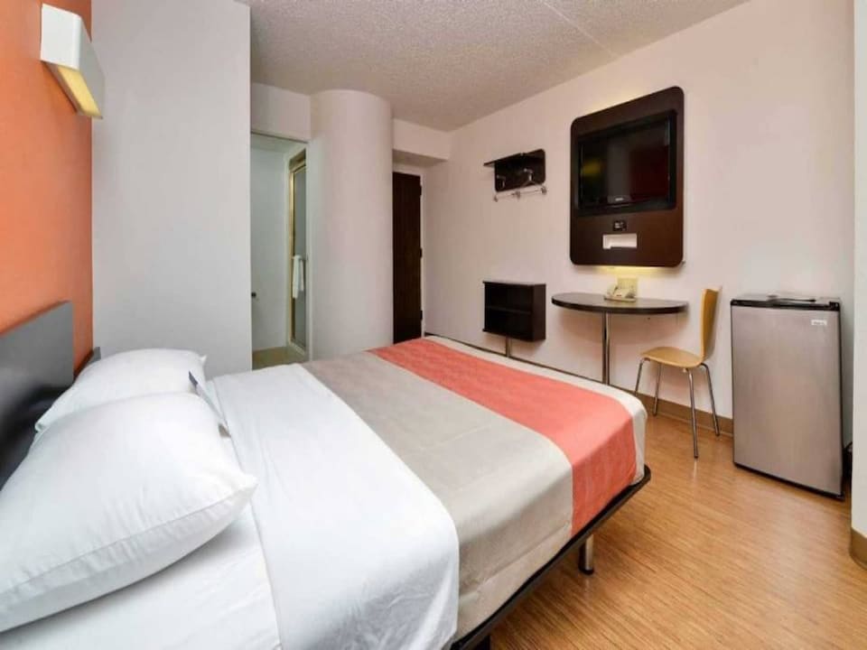 1 Queen Bed | Smoking, Plano