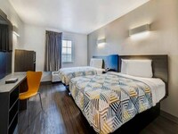 2 Queen Beds  Mobil Access Tub Nsmk Micfridg