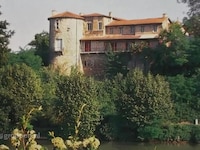 Kasteel in Clairac met zwembad bij rivier Lot