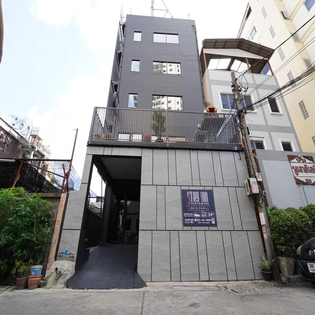 Modern Twin Haven  Heart of Huaikwang Convenience
