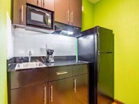 1 Queensize Bed | Mobil Access Tub Ns Kitchen