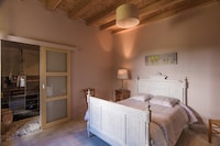Cascina a Saint-Priest con piscina e terrazza