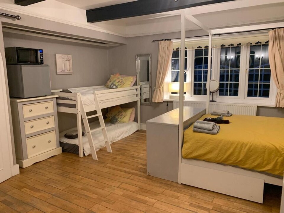 Deluxe Family of 6 Room, Horley