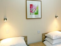 EN_BNE001_Standard Single Room