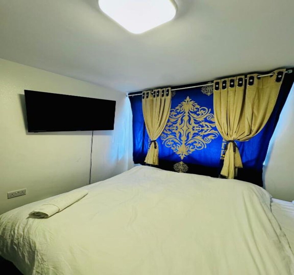 Standard Double Room - Shared, Bolton
