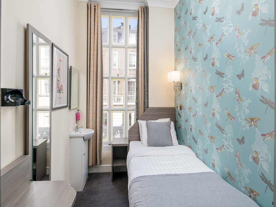 Single Room with Bathroom Outside of Room, London