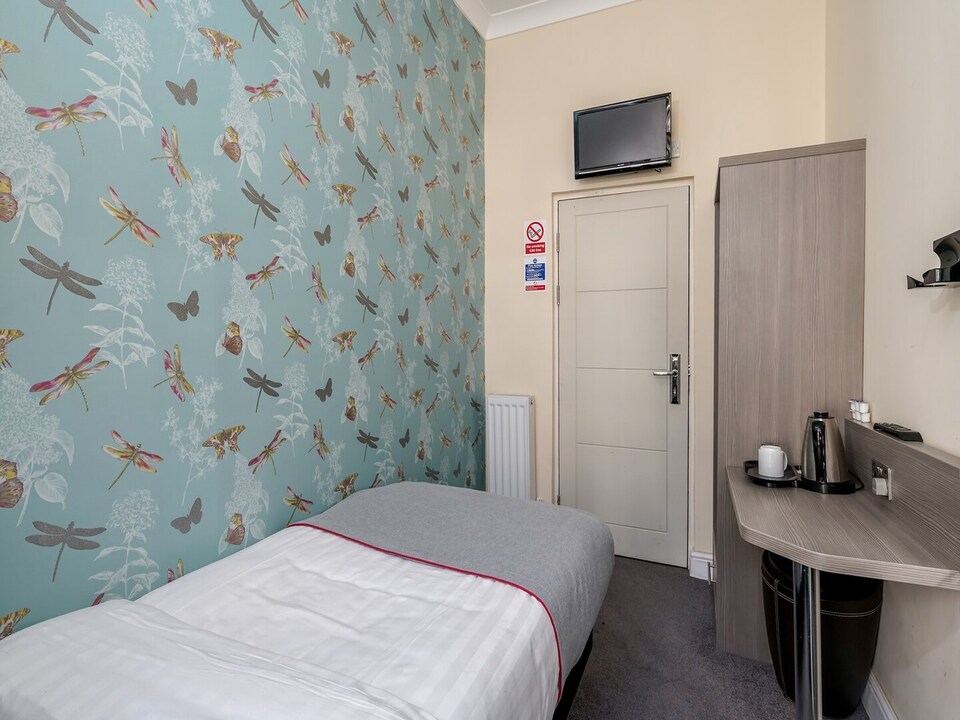 Single Room with Bathroom Outside of Room, London