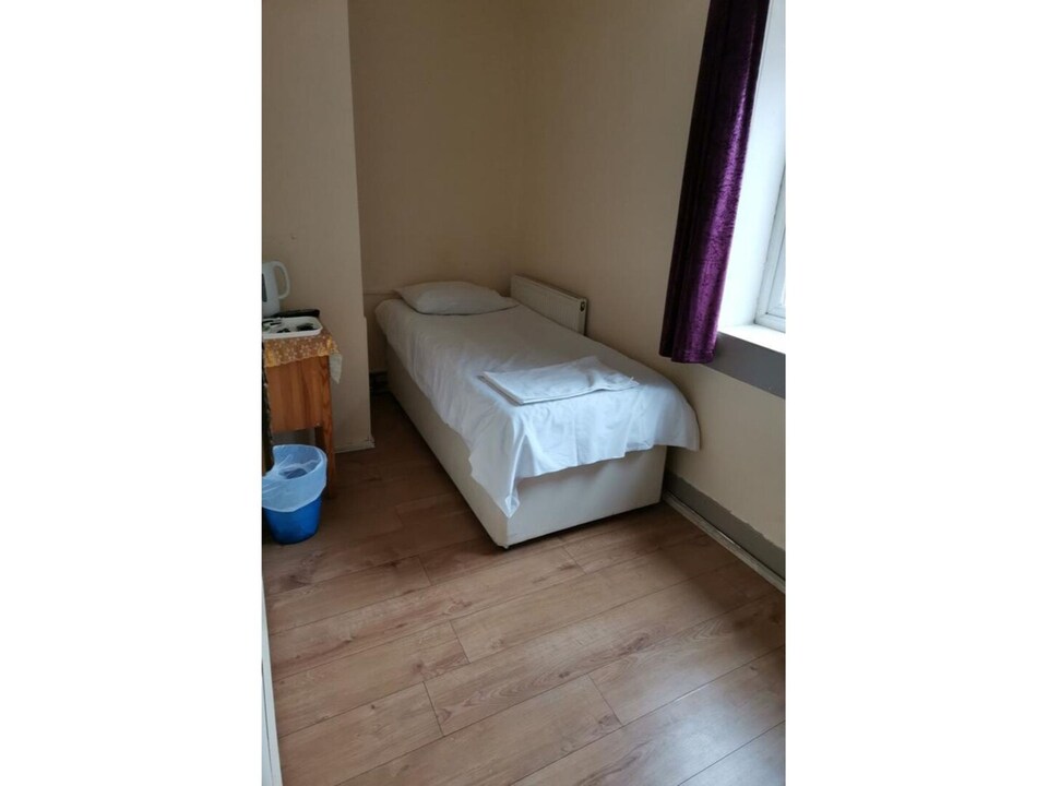 Standard Single Room - Shared, Stanwell