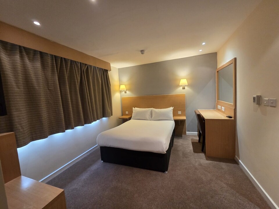 Standard Single Room, Luton