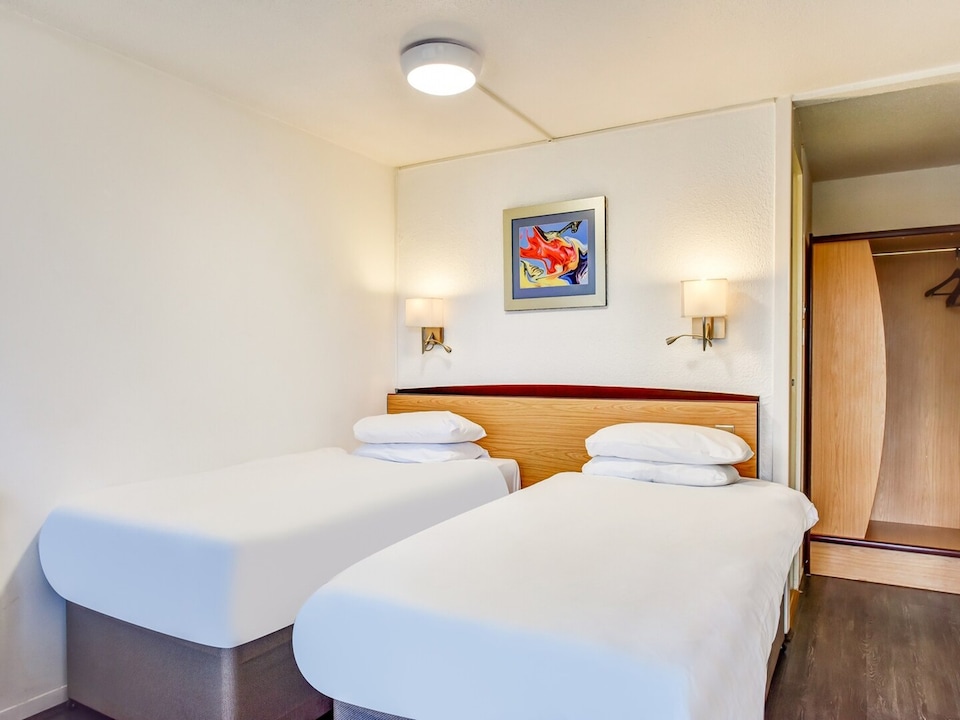 Standard Twin Room, Redditch
