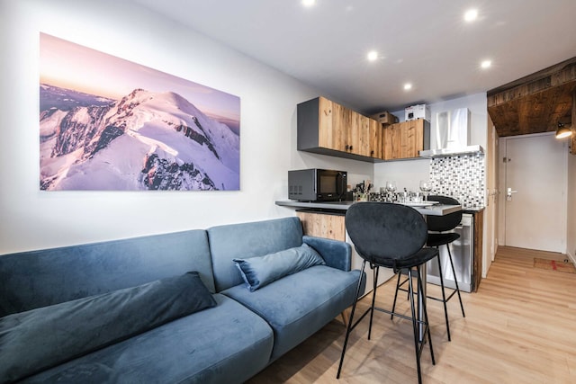 2 bedroom apartment with parking and balcony
