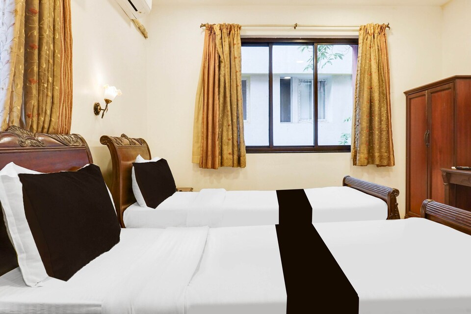 Super Townhouse Oak Prabhat Road, Pune