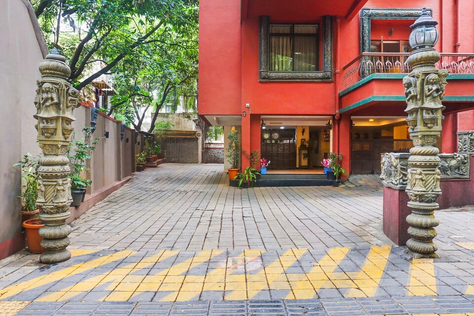 Super Townhouse Oak Prabhat Road, Pune