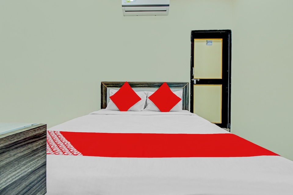 OYO 71701 Shri Balaji Hotel And Lodging, Baramati city centre, Baramati