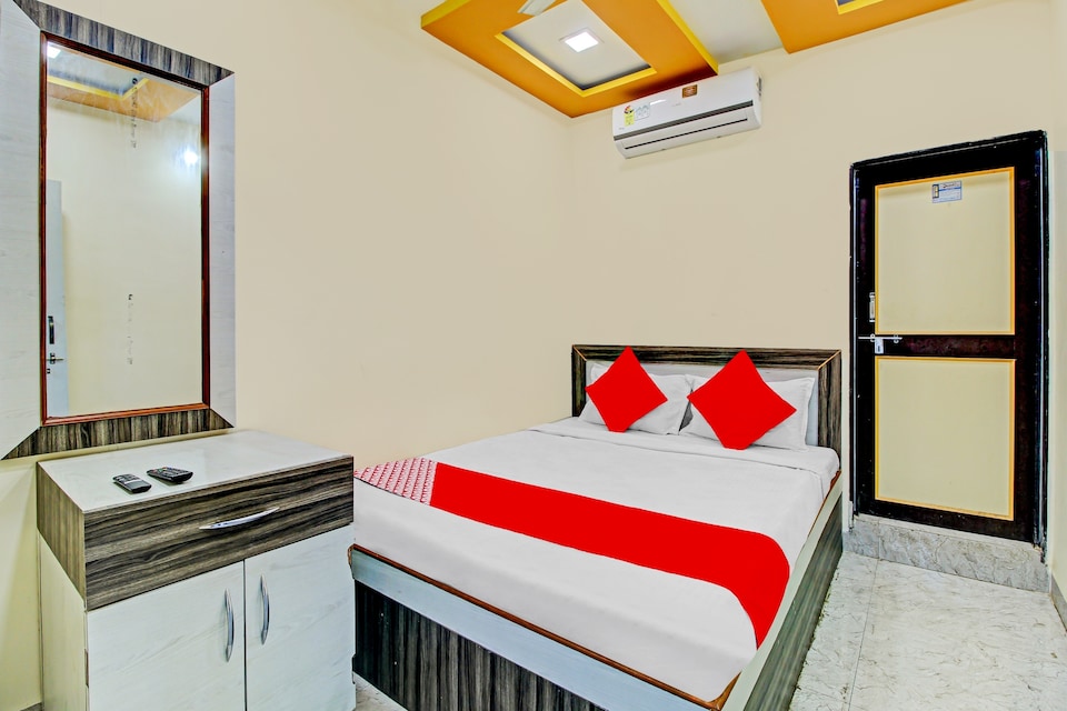OYO 71701 Shri Balaji Hotel And Lodging, Baramati city centre, Baramati