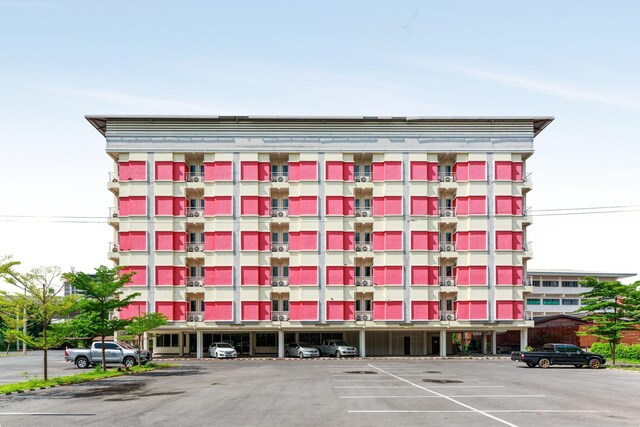 Spacious Family Escape  Thai Comfort at Vresotel