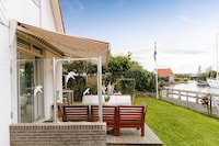 Fijn vakantiehuis aan het water in Grou