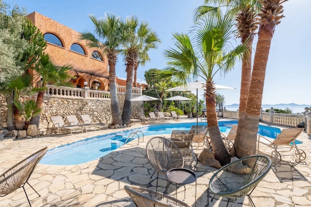 Villa auf einem Hügel mit Blick auf die Buchten