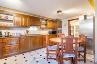Villa auf einem Hügel mit Blick auf die Buchten