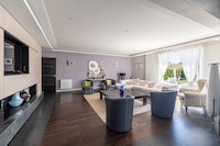 Villa con aria condizionata, 8 camere da letto e 15 posti letto, piscina e tennis – Antibes