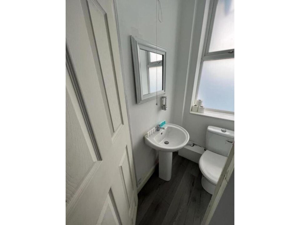 Two Bed Room Apartment (6 Guest), London
