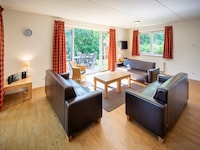 Geräumiger Rückzugsort im Wald mit Sauna