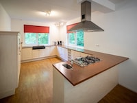 Geräumiger Rückzugsort im Wald mit Sauna