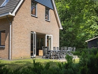 Geräumiger Rückzugsort im Wald mit Sauna