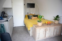 Leuke Tiny Home gelegen naast een eigen voedselbos