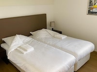 Lakeside Wellness Bungalow with Hot Tub