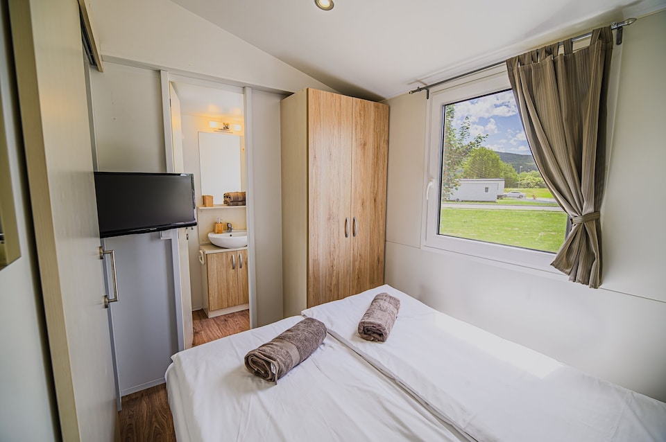 One Bedroom Mobile Home with Lake View (owner 5)