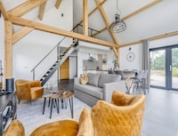 Verblijf in een lodge met uitzicht op de vijver