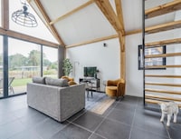 Verblijf in een lodge met uitzicht op de vijver