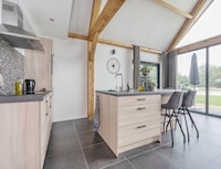 Verblijf in een lodge met uitzicht op de vijver