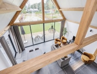Verblijf in een lodge met uitzicht op de vijver