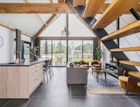 Verblijf in een lodge met uitzicht op de vijver