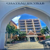 Executive Comfort  Free Pool Access & Parking