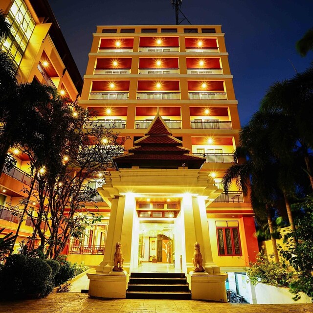Twin Escape in Pattaya  Free Pool & Parking