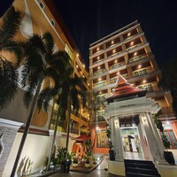 Twin Escape in Pattaya  Free Pool & Parking