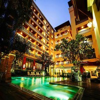 Twin Escape in Pattaya  Free Pool & Parking