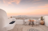 Villa con piscina in grotta e vista sul vulcano