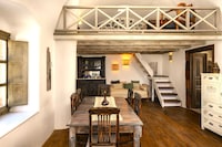 Villa con piscina in grotta e vista sul vulcano