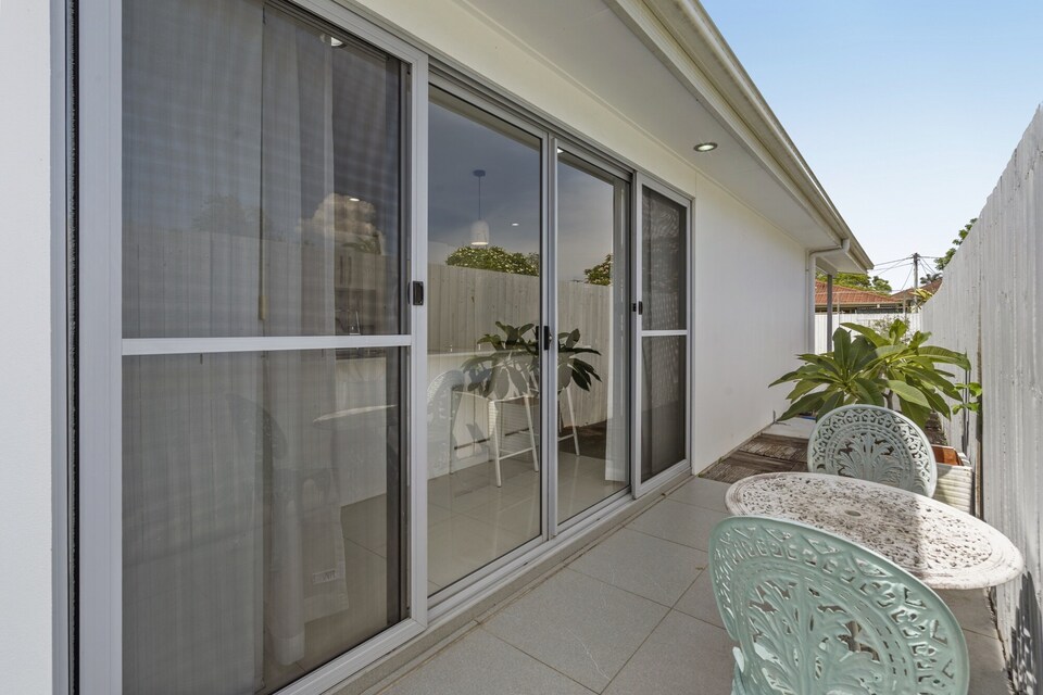 Spacious 4-Bed House with Secure Parking, Northgate
