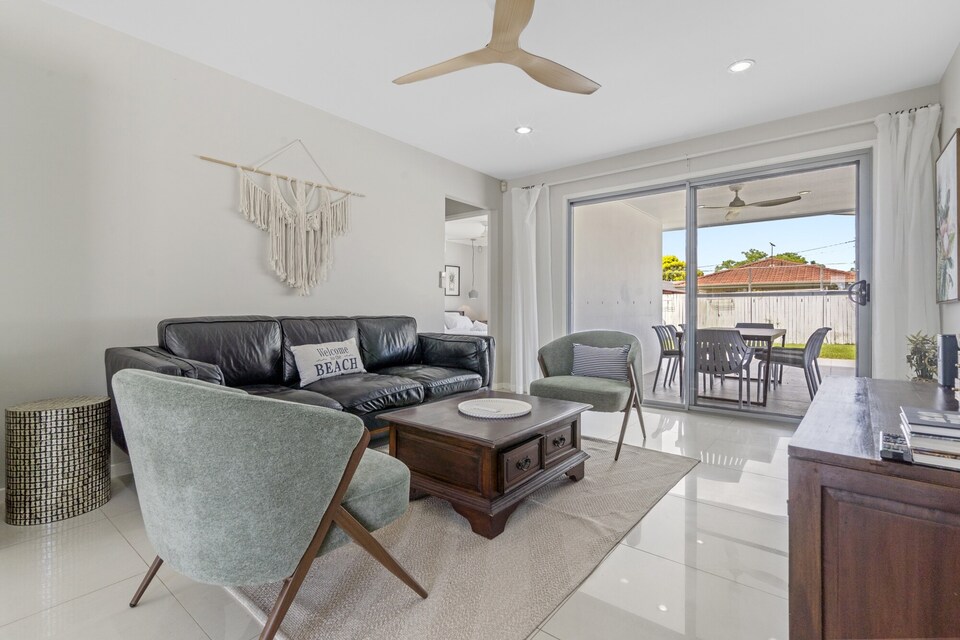 Spacious 4-Bed House with Secure Parking, Northgate