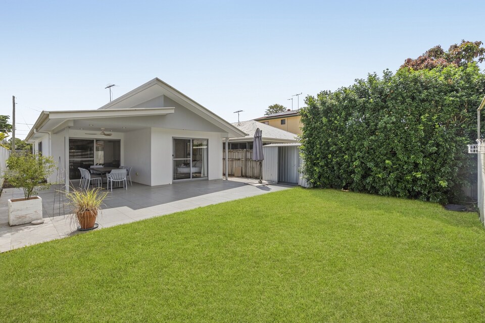 Spacious 4-Bed House with Secure Parking, Northgate