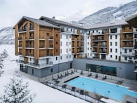 Retraite alpine ensoleillée avec sauna et piscine