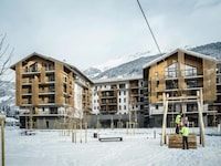 Retraite alpine ensoleillée avec sauna et piscine