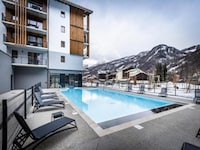 Retraite alpine ensoleillée avec sauna et piscine